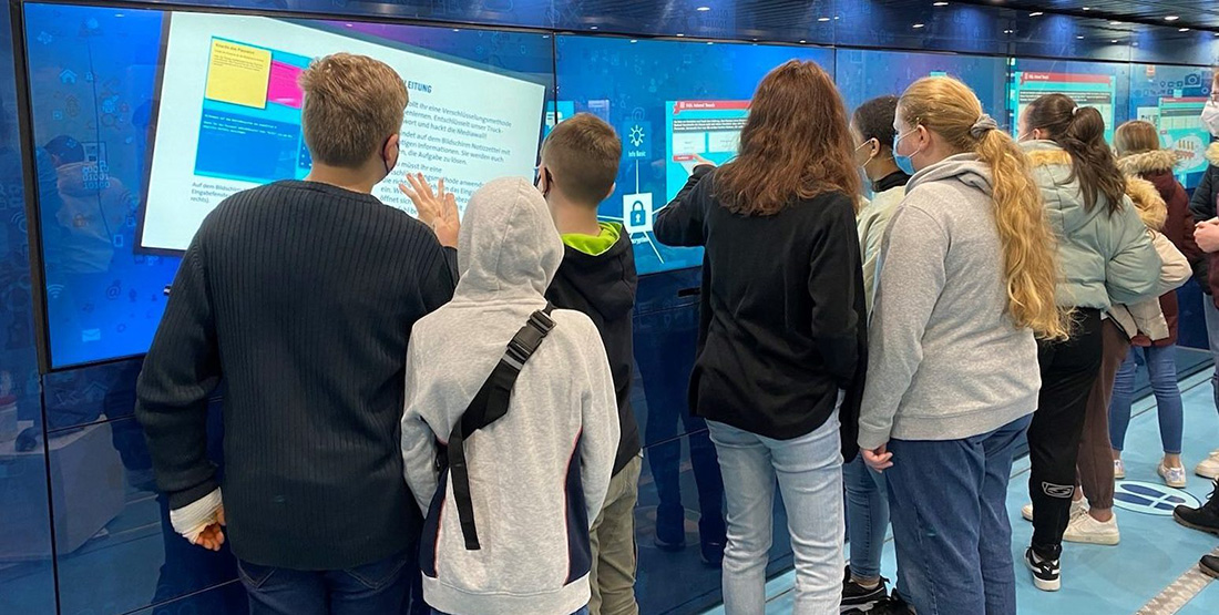 Bild Schüler*innen bei einer Exkursion, Ausstellung