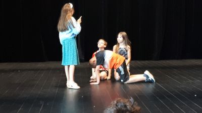Vier Kinder bei einem Standbild auf der Bühne